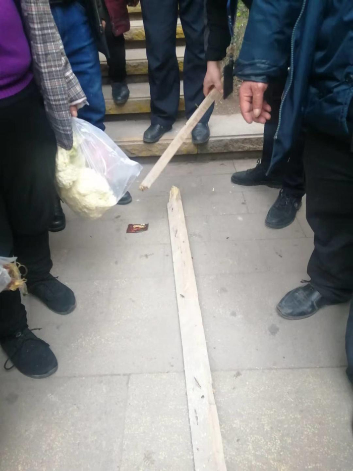 ↑砸到老人的木块