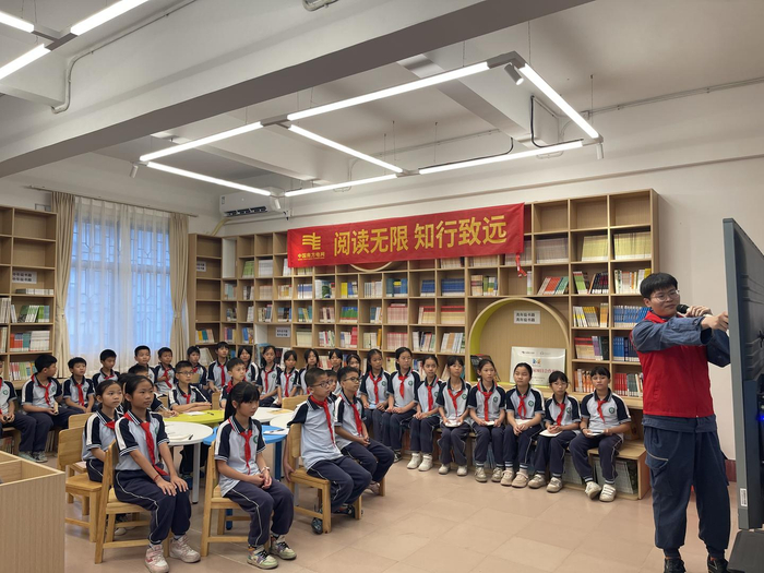 广东云浮新兴供电局“蓝公益”志愿服务队为孩子们带来丰富精彩的故事