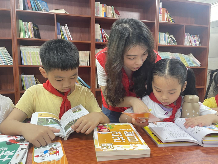 广东汕尾供电局“蓝公益”志愿服务队在上护镇护东小学陪伴小学生开展“最喜欢的一篇文章”阅读活动
