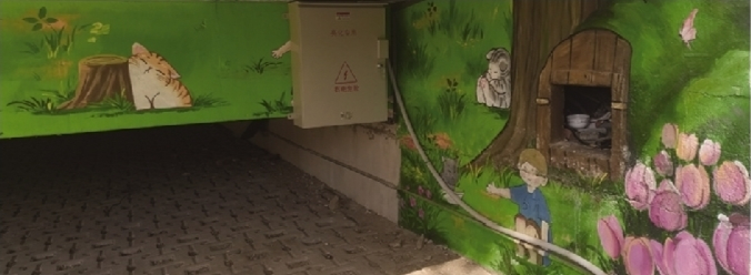         流浪猫在公园桥下安家，吸引许多爱心人士的关注。