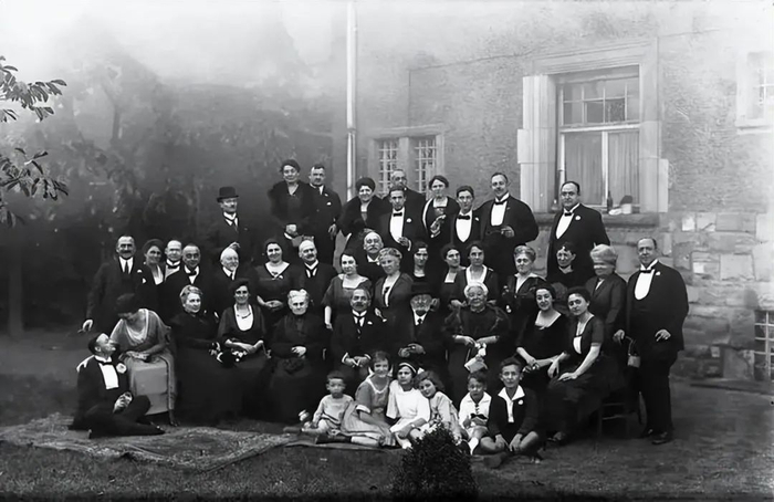 图2：洛克菲勒家族照（转自环球精英YOLO）