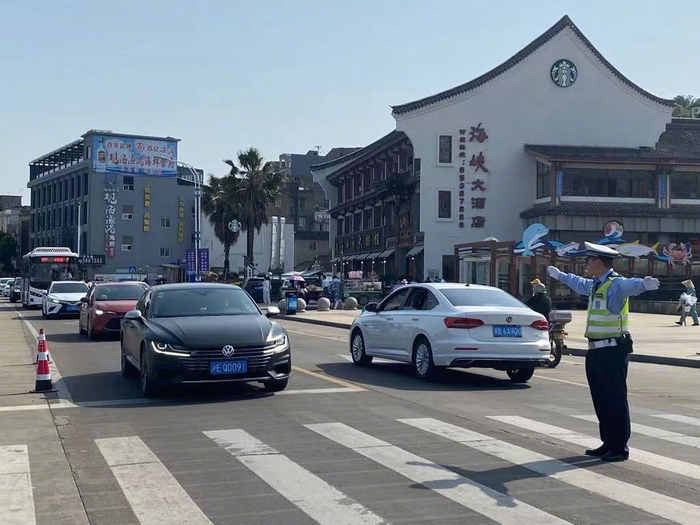 资料图：交警在一线维持交通秩序