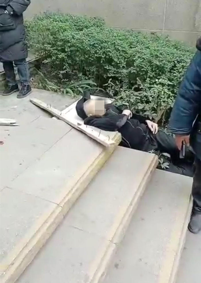 ↑老人被砸现场