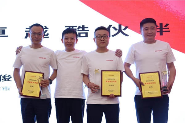 图：酷派中国区总裁陈志辉给卓越酷伙伴颁奖