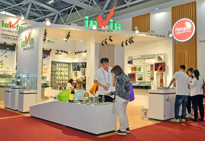 客商在广东银鹰公司展位参观。