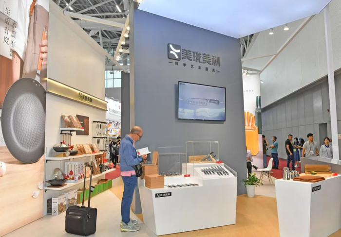 客商在美珑美利公司展位参观。