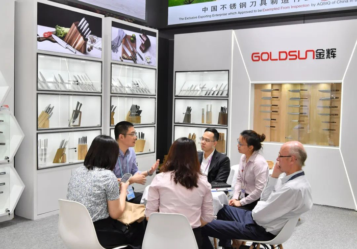 客商在金辉公司展位洽谈。