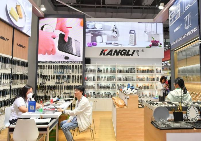 客商在康力公司展位洽谈。