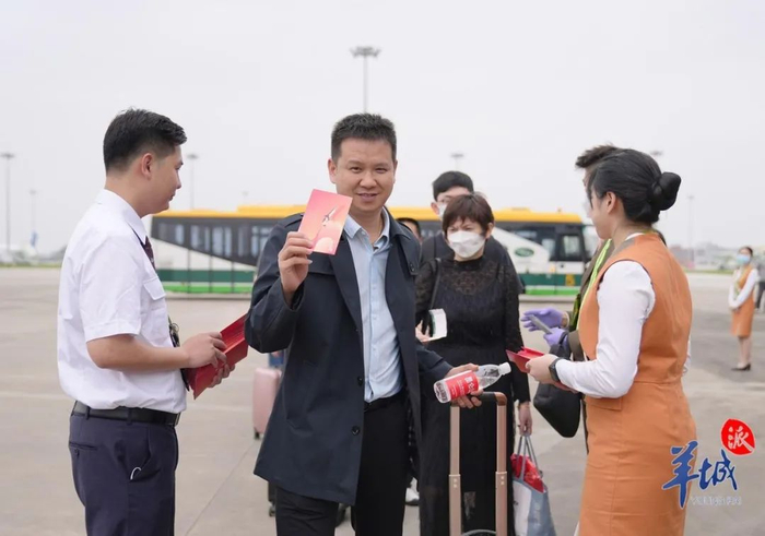 首航旅客领取纪念版登机牌登机