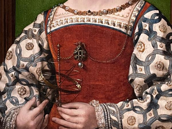 《年轻公主》浑天仪倒拿