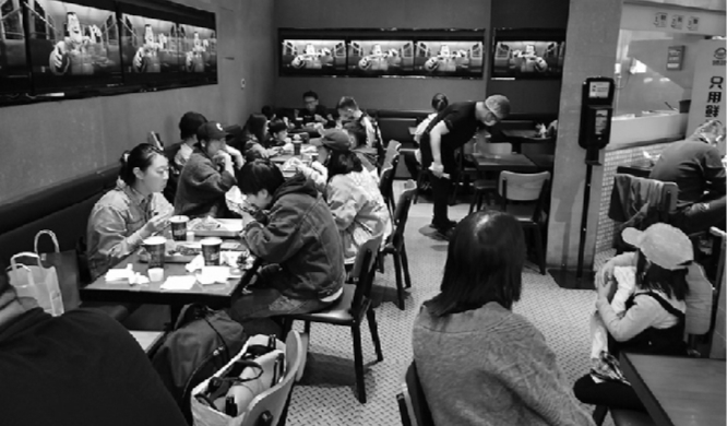 　　“五一”假期临近，沈城餐饮消费日趋火爆，部分餐饮企业准备的食材超出平时3倍。辽沈晚报记者 王迪 摄