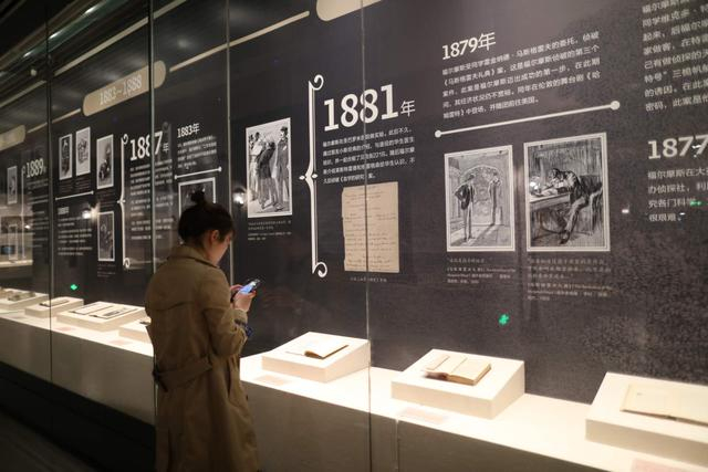 展览展出了各种版本的《福尔摩斯探案集》。新京报记者 浦峰 摄