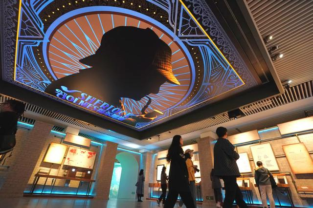 嘉宾在参观“Case Lab 元世界——福尔摩斯大型沉浸式主题展”。新京报记者 浦峰 摄