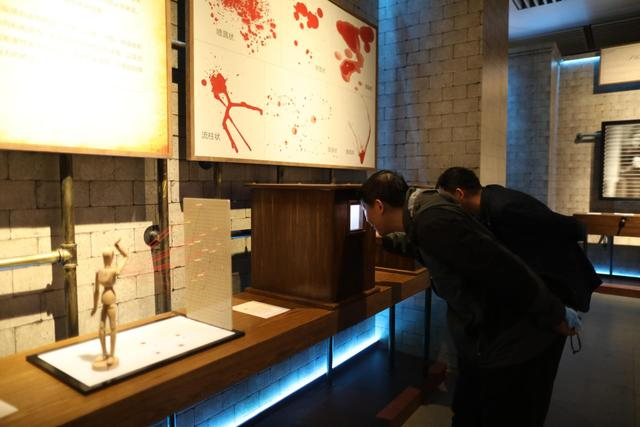 展厅内设置了12个互动装置，可以让观众体验“破案”情节。新京报记者 浦峰 摄