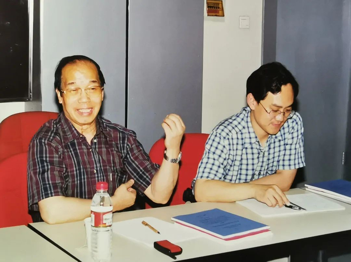 童庆禧院士在工作讨论中（右为他的学生中科院空天信息创新研究院副院长张兵）