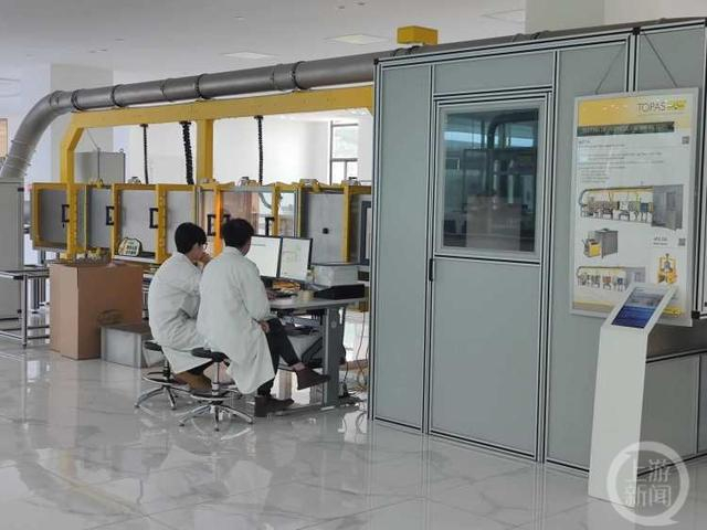 △再升科技科技人员在做实验