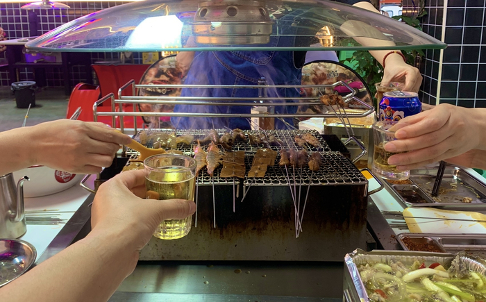 在利州，和亲朋一起围炉烧烤，是一件十分惬意的事。利州融媒体中心供图