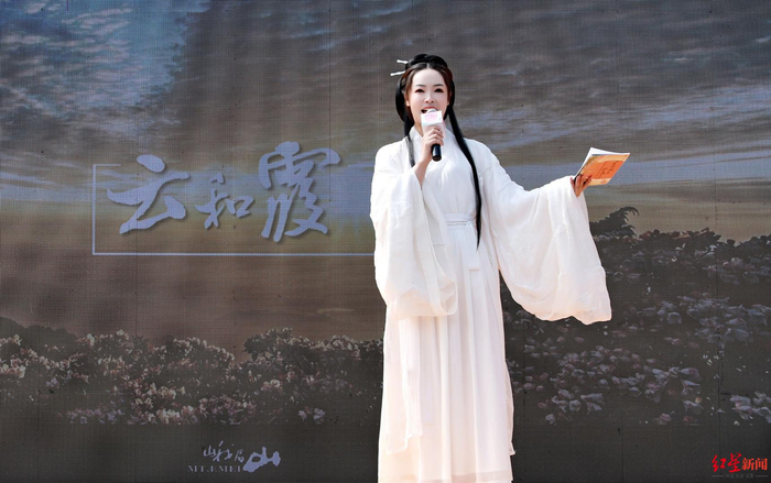 ↑峨眉山景区文旅推荐官化身“郭襄女侠”，向游客发出“飞花令”