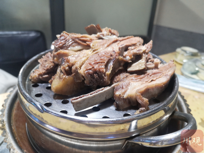 吃烧烤时，少不了鲜嫩多汁的白水煮羊排。张敏 摄