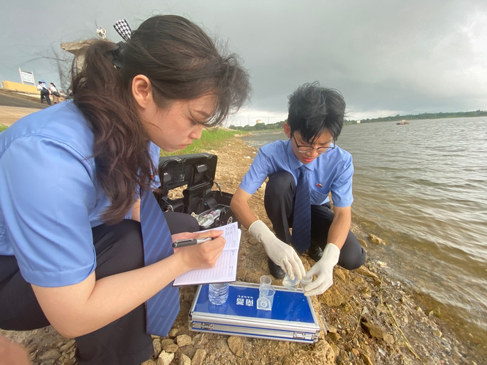 （检察工作人员对涠洲岛淡水抽检）