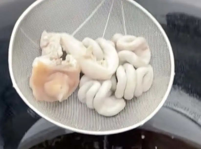 欢喜之外的部分是猪的输卵管和子宫，一般叫做“生肠”或“花肠”