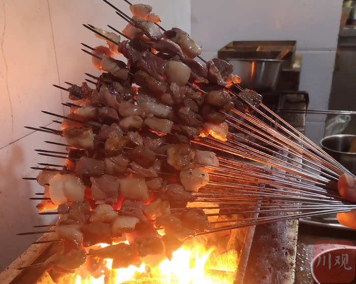 不码味，直接将肉串“素颜”放在火上炙烤，是利州烧烤的一大特色。张敏 摄