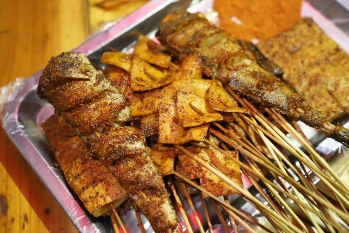 除了牛羊肉，新鲜的鱼、豆腐也是利州烧烤的重要内容。利州融媒体中心供图