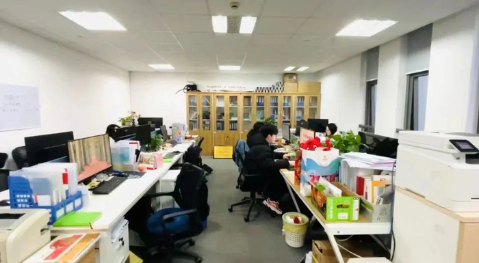 宁波创业青年在电脑桌前工作。记者 严瑾 摄