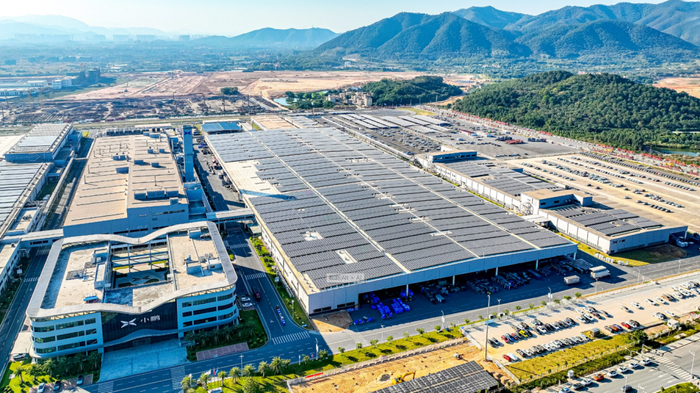 △小鹏汽车智能网联科技产业园的分布式光伏发电项目。王振宇 摄