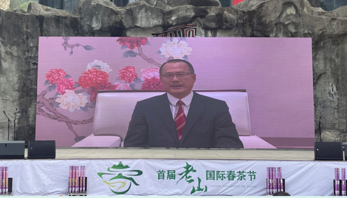 全国政协常委、香港中华总商会会长、粤港澳大湾区企业家联盟主席、香港新华集团主席蔡冠深视频致辞