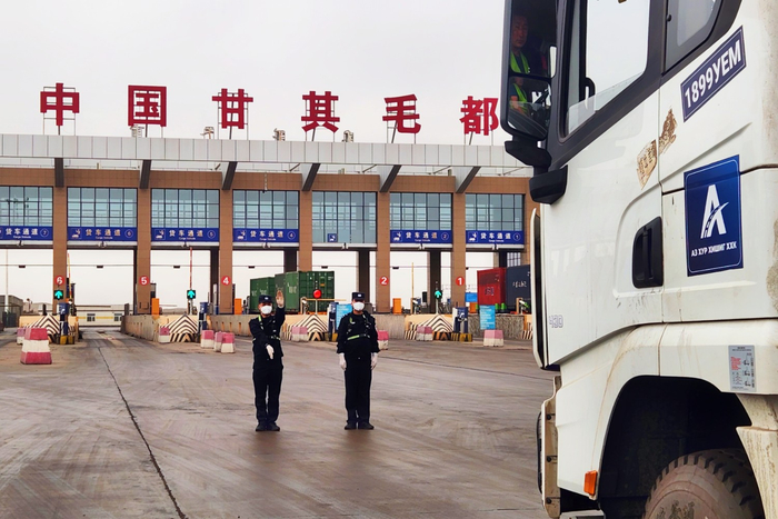 甘其毛都出入境边防检查站民警正在检查通关车辆。 新华社记者李云平 摄