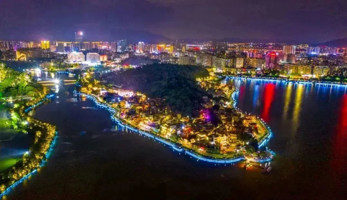 △夜幕下的“岩前半岛”流光溢彩。梁小明 摄