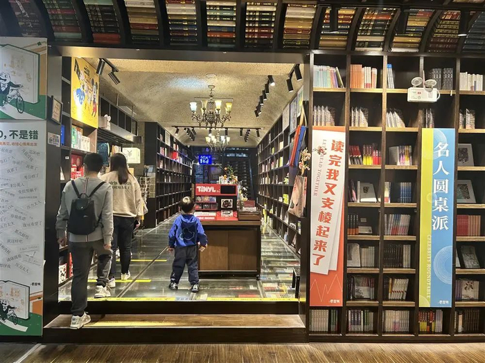 4月25日，读者在钟书阁泰晤士店 施晨露 摄