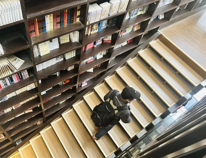 4月25日，读者在钟书阁泰晤士店 施晨露 摄