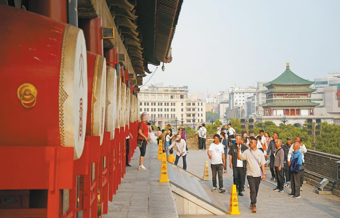 4月19日，游客在西安鼓楼参观。 记者 王熙摄