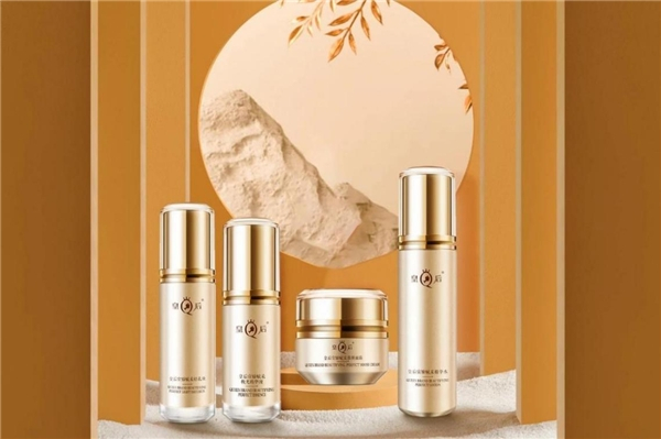 皇后宣娇赋采精华水：柔润肤感，补水保湿