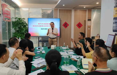 （与会者掌声欢迎陈湛匀博导的到来）