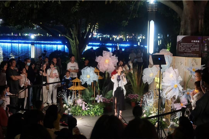 △凌梓君在“周五音乐会”上演唱，吸引了众多市民、游客前来观看。受访者供图