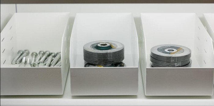 京东工业的智能小仓库，放置各类工业备品备件，设在企业附近，方便企业随用随取。