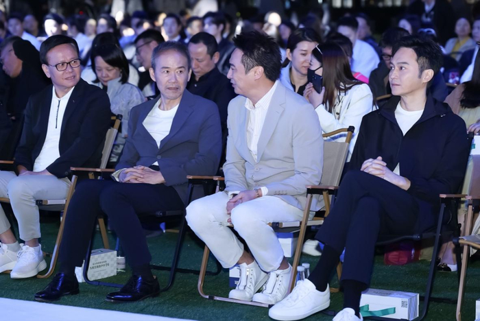 图片人物：（从左至右）九牧王董事长林聪颖；万科创始人王石；演员吴镇宇；演员张智霖