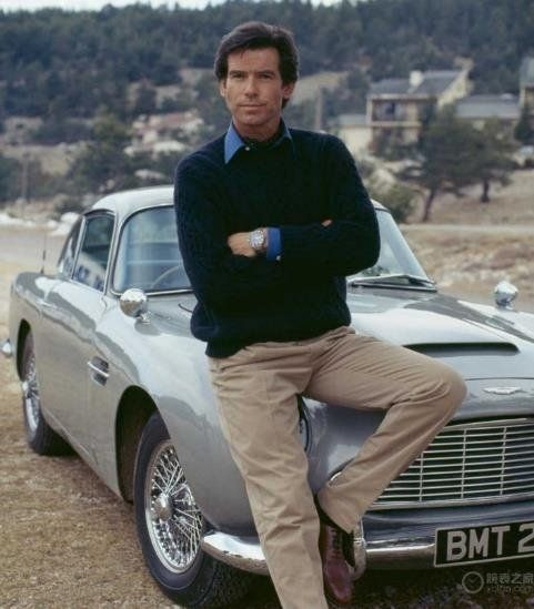 1995年在电影《007：黄金眼》中皮尔斯·布鲁斯南扮演的007佩戴海马系列300米专业潜水表