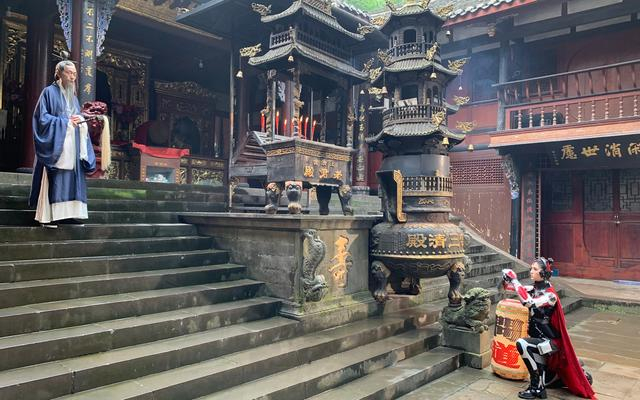 “萝莉椒”在道观问道。  《问道·成都》视频截图