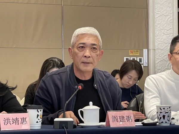 图说：导演阎建钢。