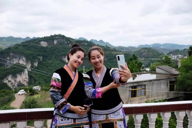 杨妞花（左）与姐姐相认