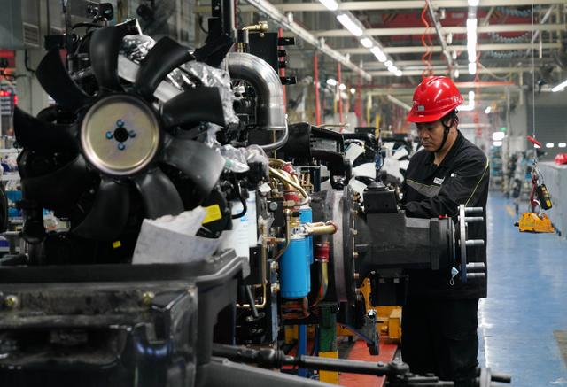 ▲4月25日，山东省临沂市临沭县一家机械制造企业，工人在车间内组装农机产品。 图/新华社
