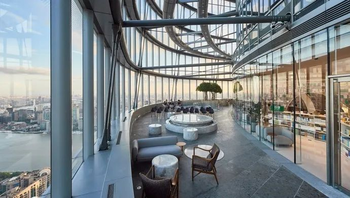 位于上海中心大厦52层的朵云书院·旗舰店是首届“年度最美书店”之一