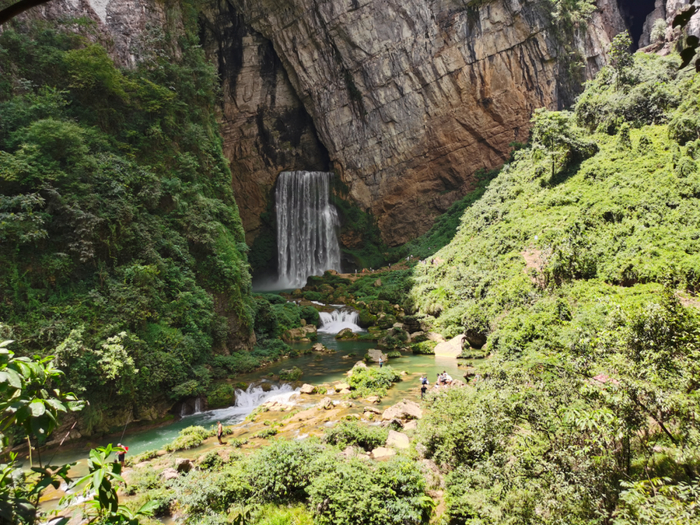 网红打卡地羊皮洞瀑布。新华社记者 郑明鸿 摄　　