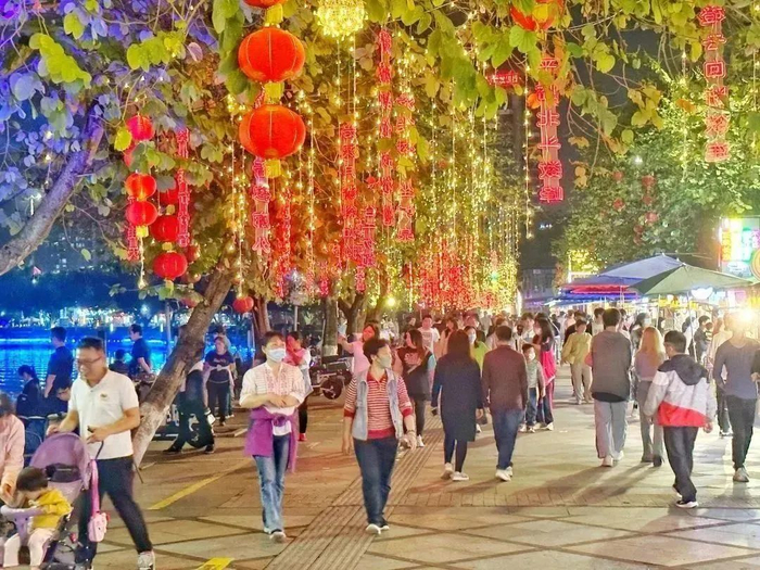 △肇庆紫荆西堤文创街区人潮如织。杨乐祺 摄