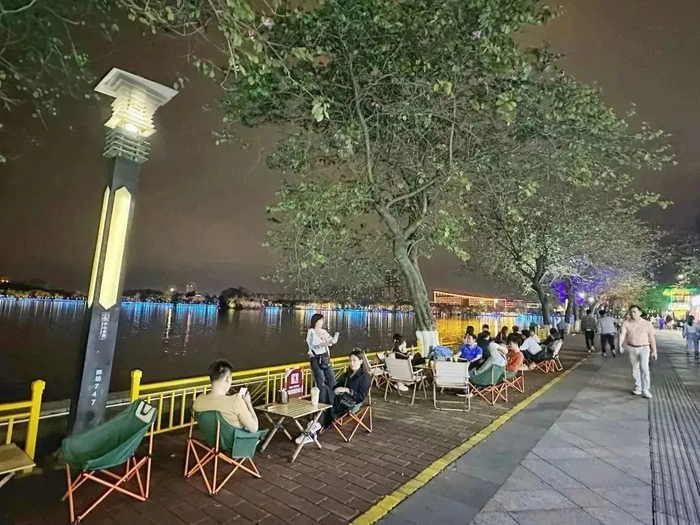 △室外就餐区摆放着便携式桌椅，青年人群成为 “夜经济”消费主力。杨乐祺 摄