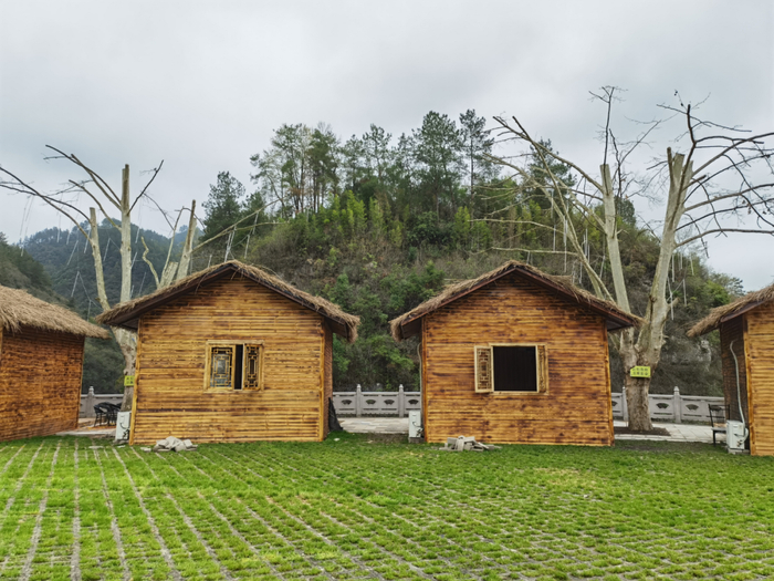 正在升级改造的香火岩瀑布景区。新华社记者 向定杰 摄　　